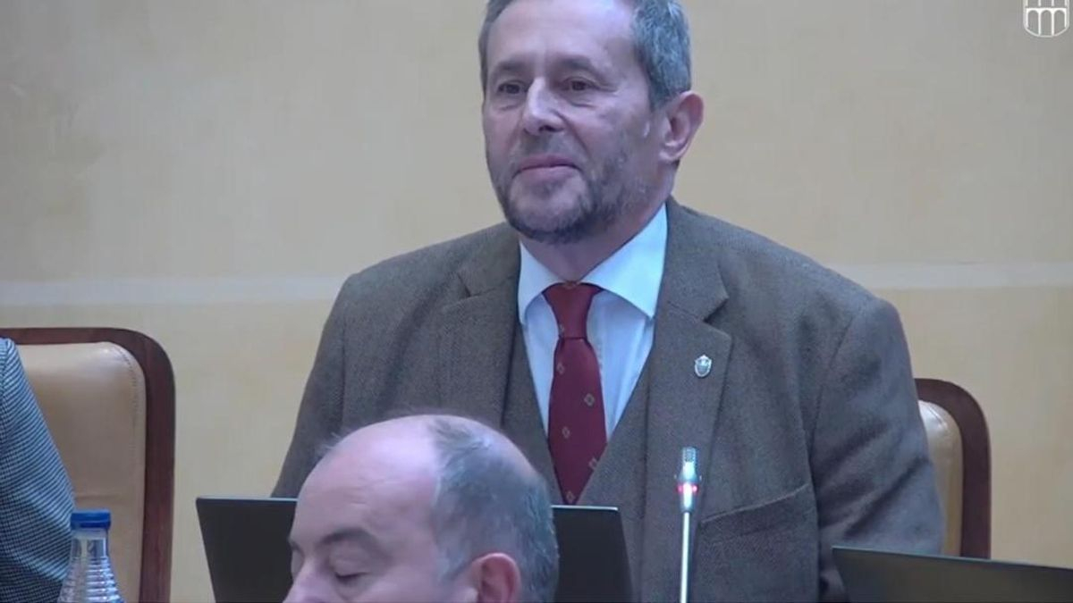 Hacienda embarga las dietas municipales al concejal de Vox en Segovia que se quiso "sacar el ciruelo" en un pleno