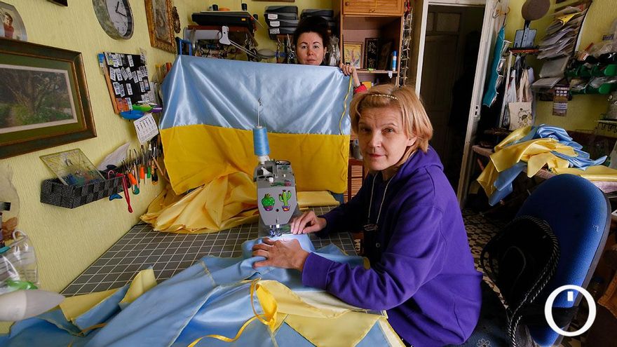 Banderas ucranianas hechas a mano para ayudar a quienes viven "una pesadilla"