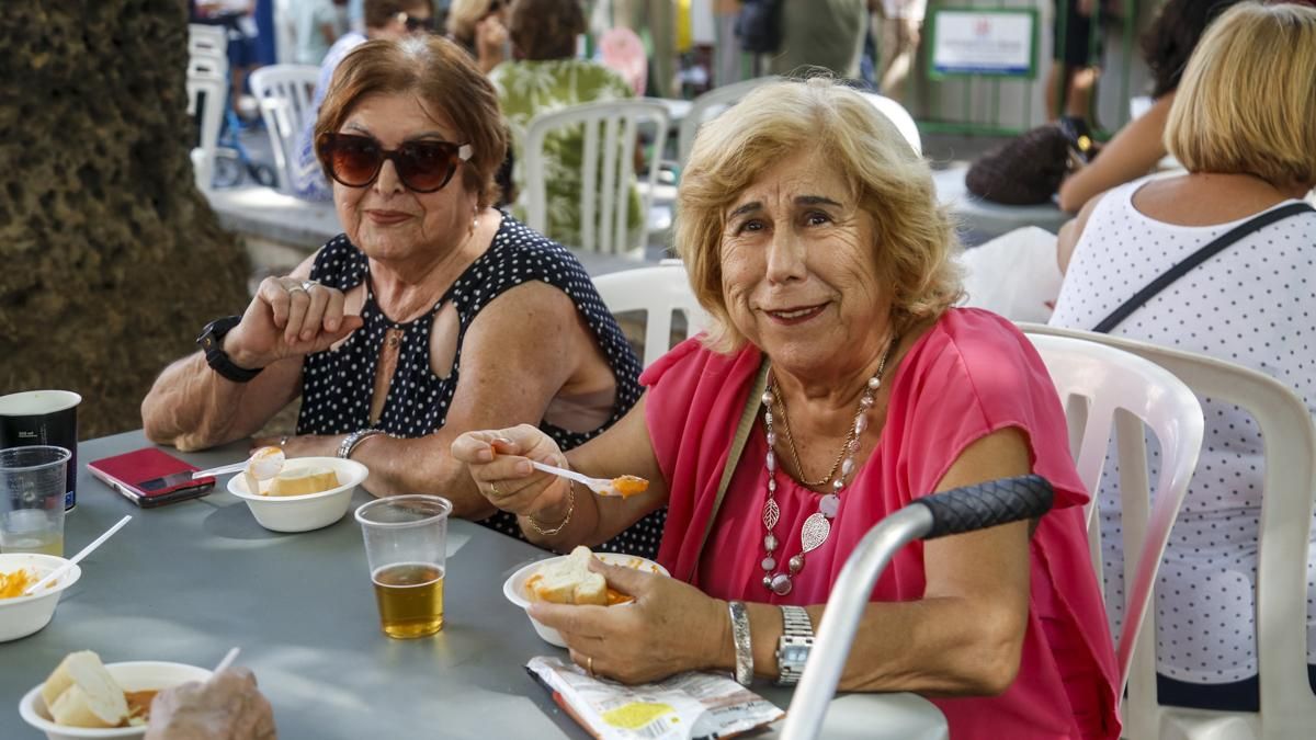 Salmorejá y ambiente en la Velá el día de la Fuensanta