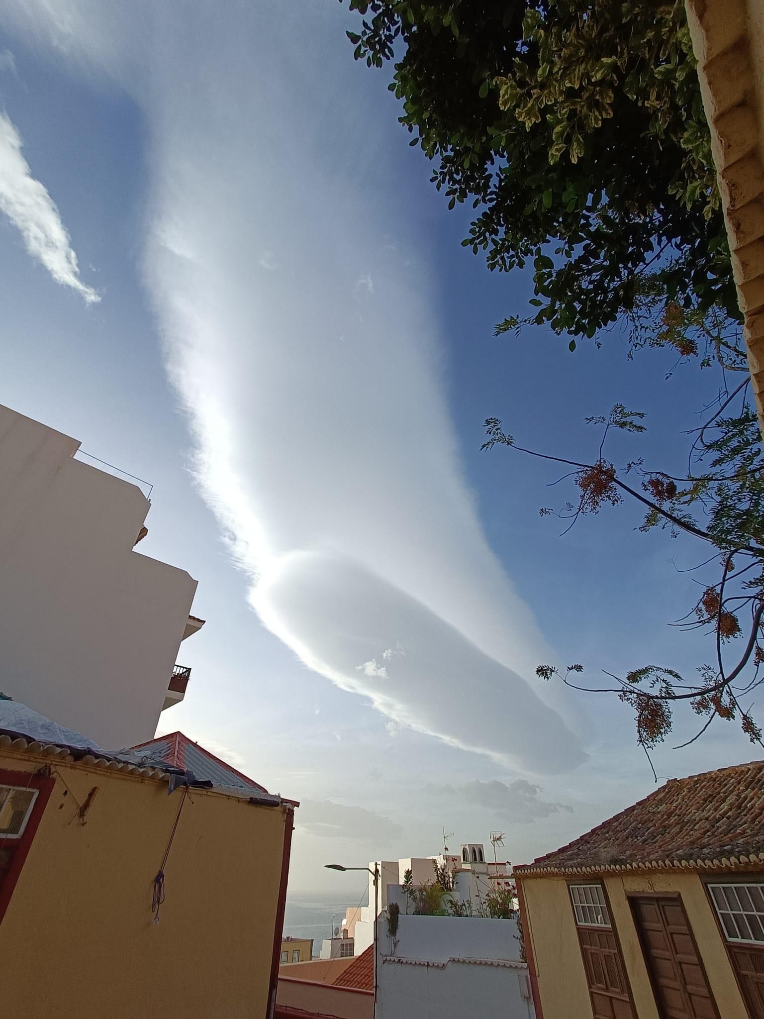 Nube lenticular  en la mañana de este viernes sobre Santa Cruz de La Palma.