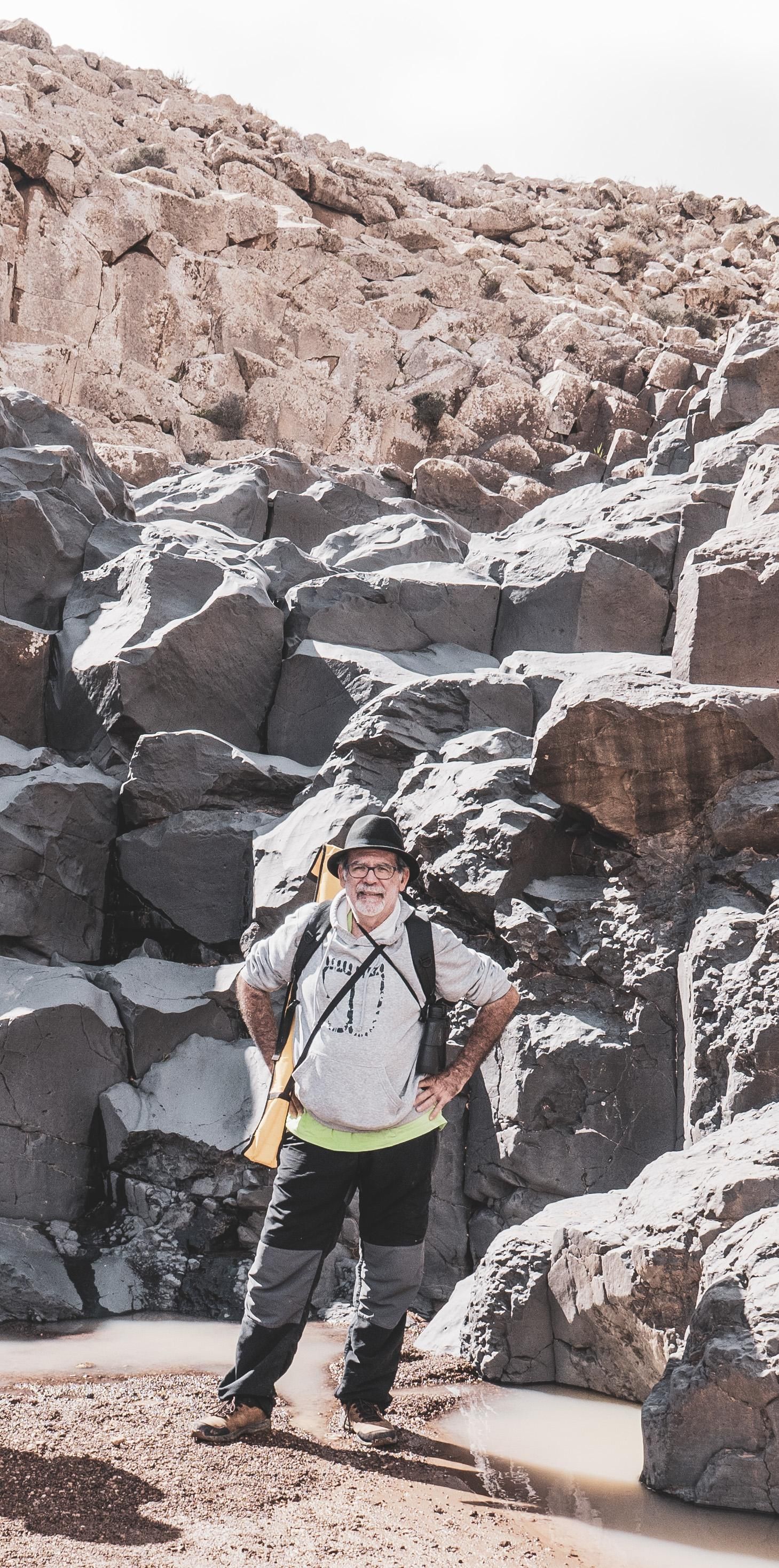 El historiador José de León, en El Cavadero, Fuerteventura, lugar en el que descubrió paneles con escritura líbico bereber.
