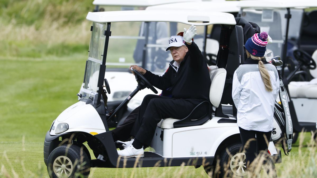 El presidente de EEUU, Donald Trump, saluda desde su carrito de golf en el campo de golf Trump Turnberry. EFE/EPA/TOLGA AKMEN
