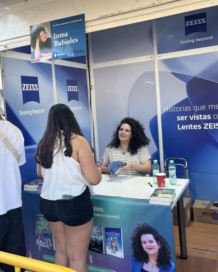 Inma Rubiales firma a una lectora en la Feria del Libro de Madrid, en 2026