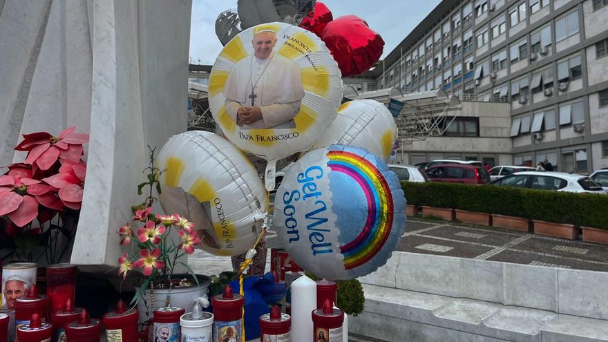 Globos, flores y oraciones: el altar improvisado al papa en el hospital sigue creciendo