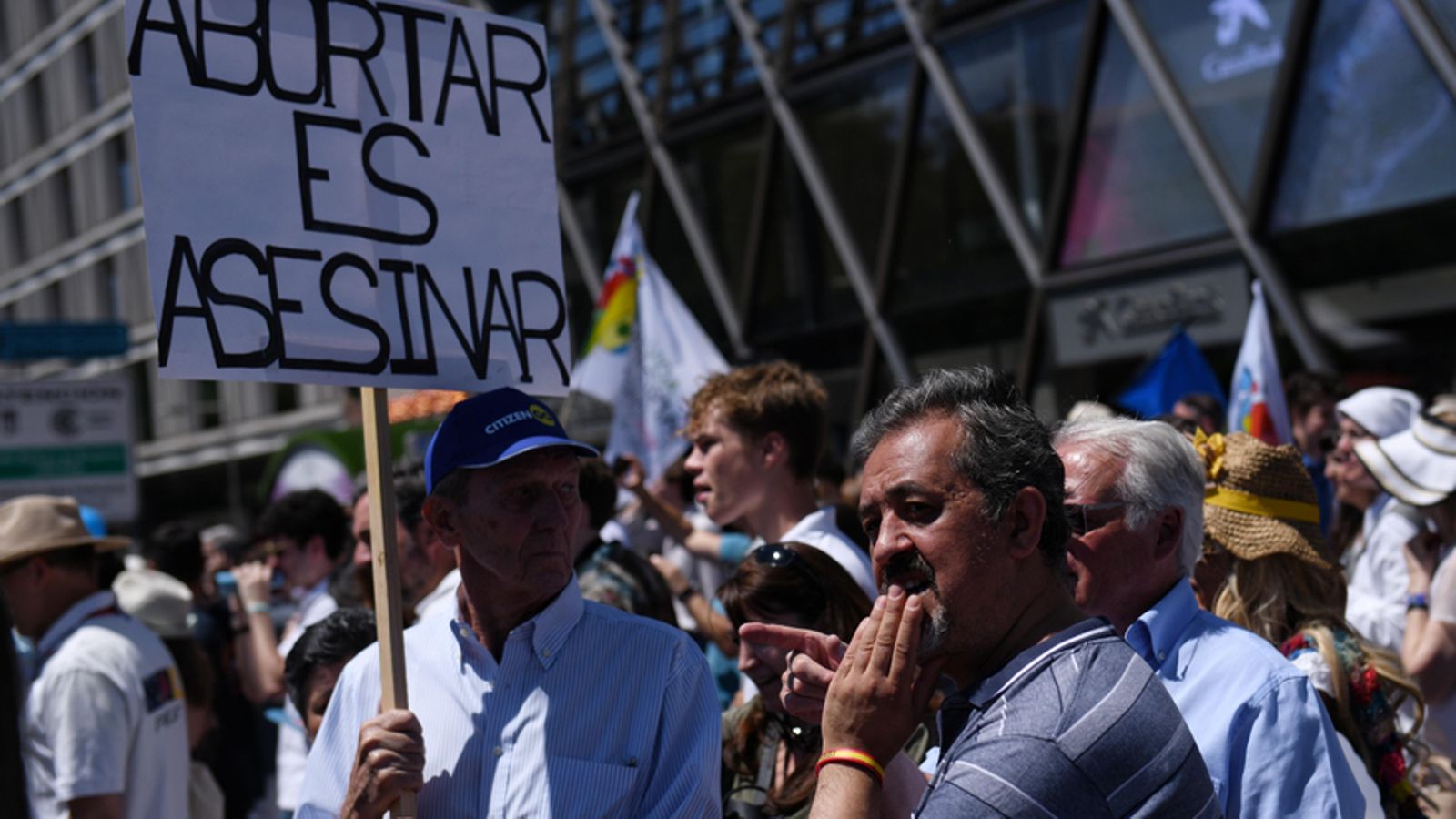 Una millonaria ofensiva ultracatólica busca mermar en Europa los derechos de las mujeres y LGTBI