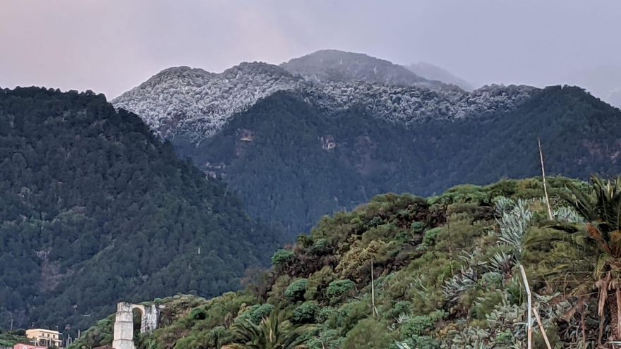 La nevada vista desde Santa Cruz de La Palma en la mañana de este viernes.
