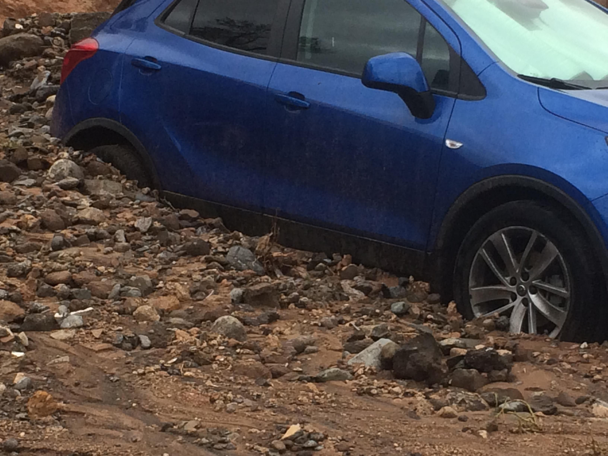 Coches atrapados por un lodazal en Las Palmas