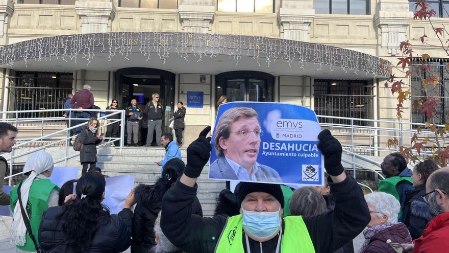 Decenas de vecinos se concentran ante la empresa de vivienda de Madrid para protestar por los desahucios