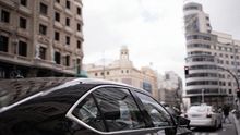 Vehículo VTC en Gran Vía, imagen de archivo