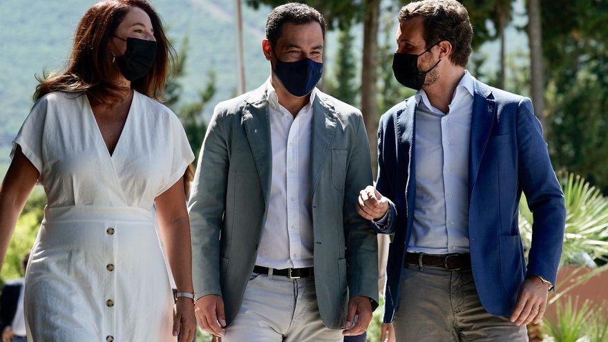 Juanma Moreno (c.) y Pablo Casado, este viernes en Málaga