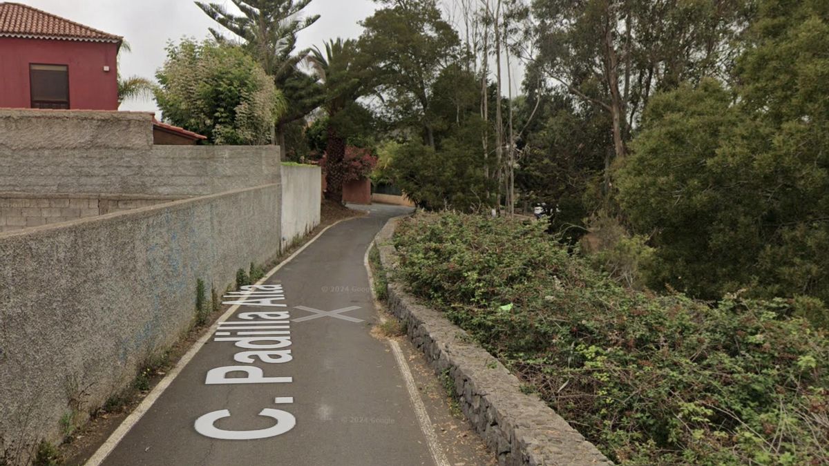 Narrow Padilla road, without lighting, footpath or pavement.