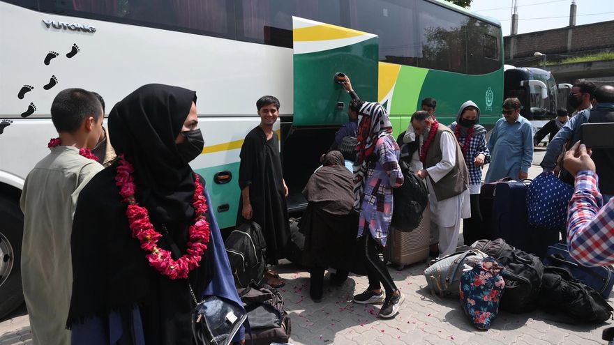 La selección afgana de fútbol femenino juvenil escapa a Pakistán