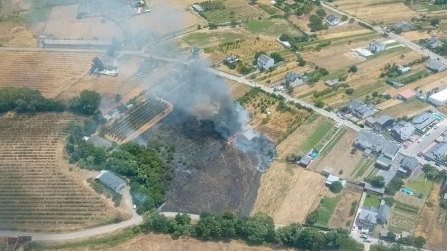 Un incendio presumiblemente accidental obliga a movilizar un helicóptero en Cacabelos