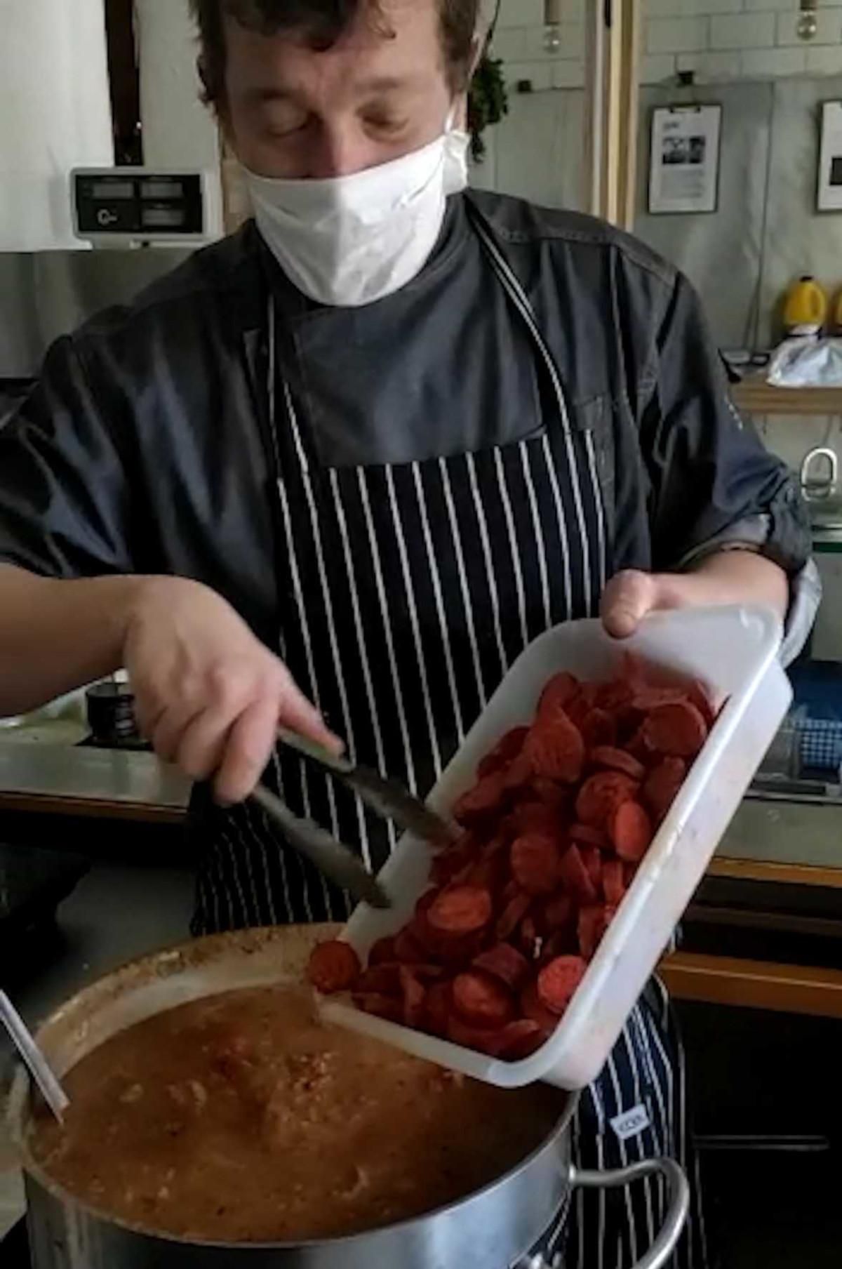 Adrián Rojas, preparando una de las ollas de comida que regalaba a personas necesitadas durante el confinamiento, en un fotograma de la película