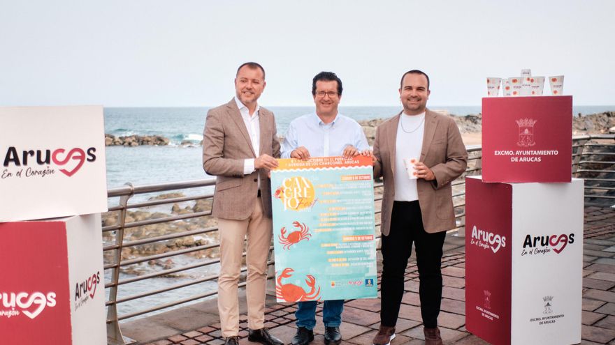 El alcalde de Arucas (C) y el consejero de Cultura del Cabildo de Gran Canaria.