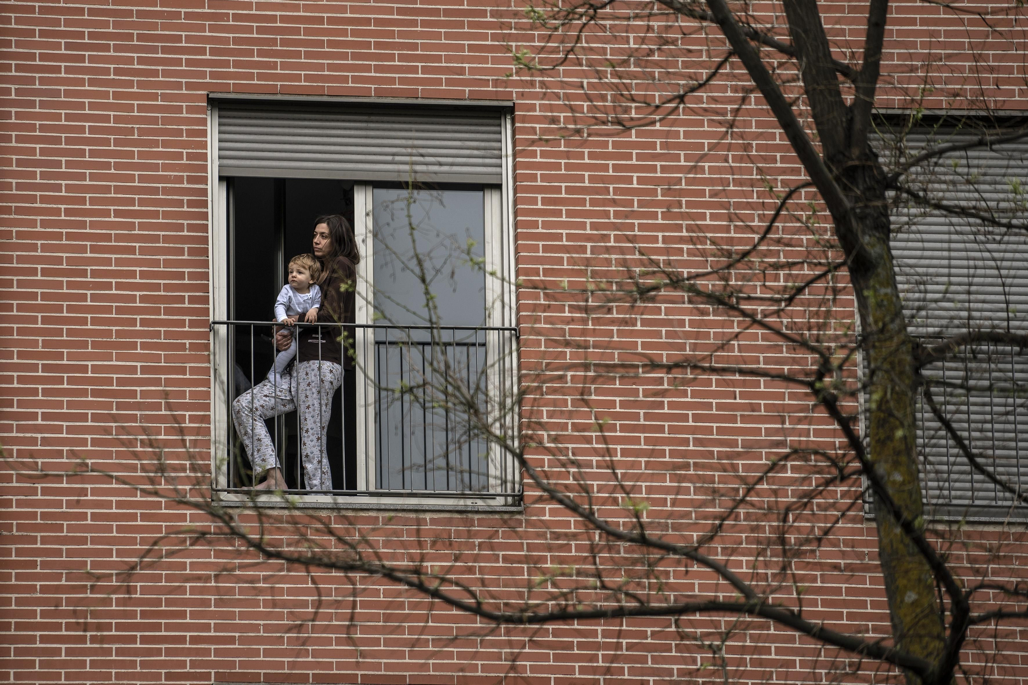 Madre y su bebé mirando por la ventana
