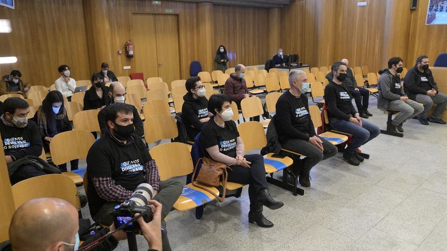 Armando Carril, Manuel Méndez, Elvira Branco, Carolina Fernández, André López, Salvador González, Óscar Calvo, Dani Carballada y Bieito Lobeira, en el juicio por su protesta desde el balcón de la Casa Cornide en 2017