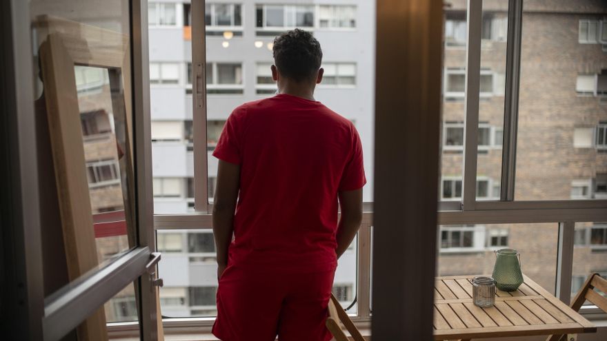 Hasan en su casa de Vigo.