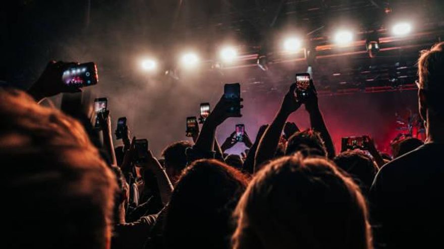 Ansiedad por la hiperplanificación: cómo el ocio se convirtió en una pesadilla de colas y entradas anticipadas