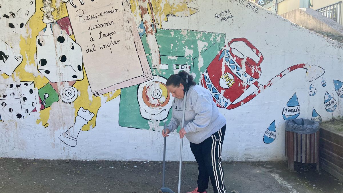 María José durante su turno de trabajo, en el área de limpieza