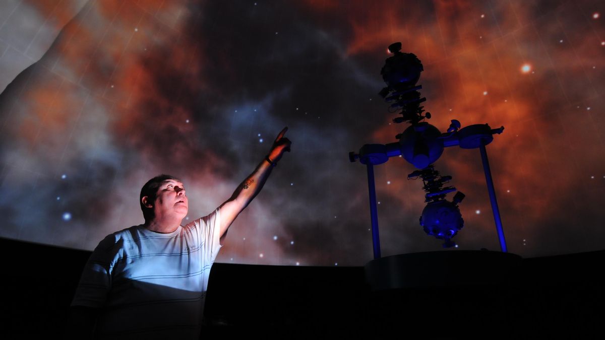 José Antonio Pérez señala al cielo del planetario.