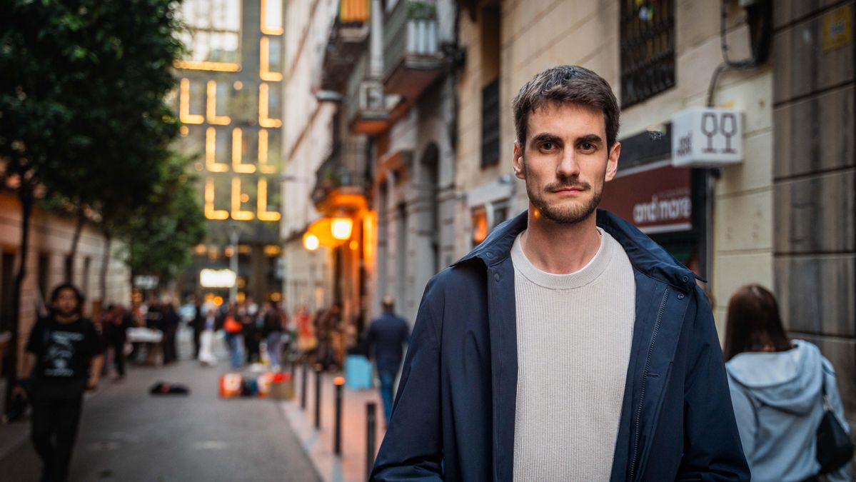 La protesta vecinal aplaza el desahucio de Txema, inquilino en una finca de ‘colivings’ de un fondo en Barcelona