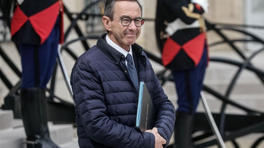 Los conservadores franceses buscan seducir a la extrema derecha tras la inhabilitación de Marine Le Pen