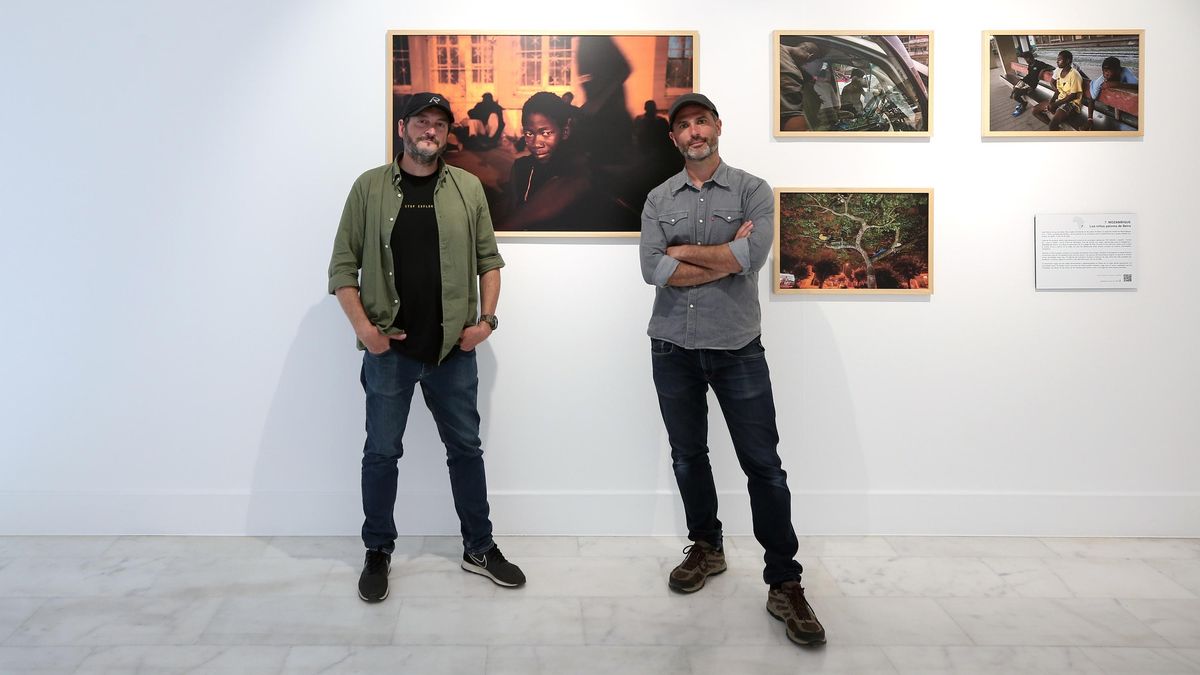 Alfons Rodríguez y Xavier Aldekoa en la exposición 'Indestructibles' que ofrece Casa África. Las fotografías pertenecen a la historia 'Los niños de la paloma de Beire', que a través del niño José Albino narra la pobreza en Mozambique.