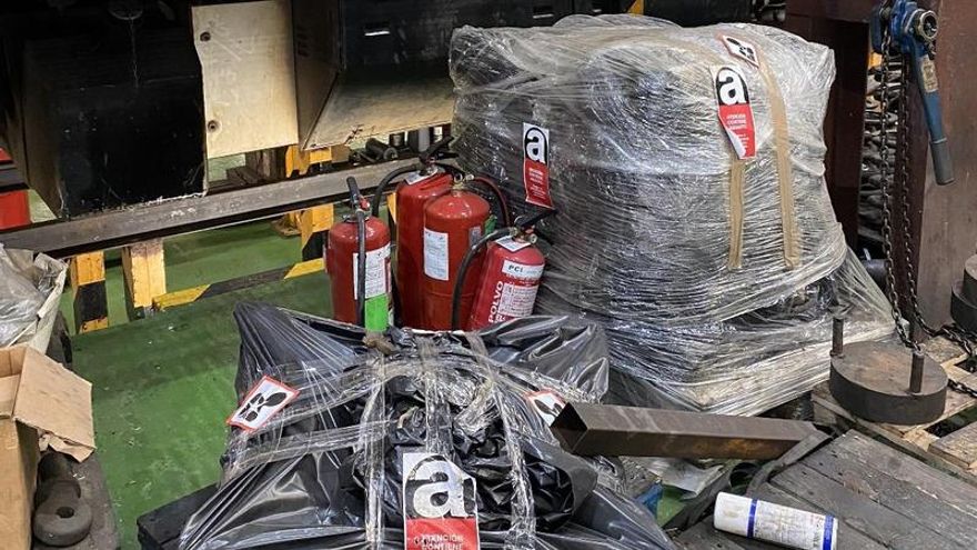 Bultos marcados por amianto en los talleres de FEVE de Santander.