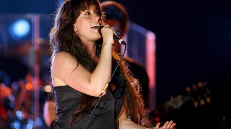 La cantante de Pop Rock canadiense Alanis Morissette en un concierto.