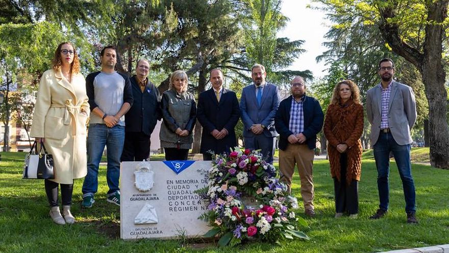 Las instituciones de Guadalajara han realizado una ofrenda floral en la placa instalada en el parque de La Concordia