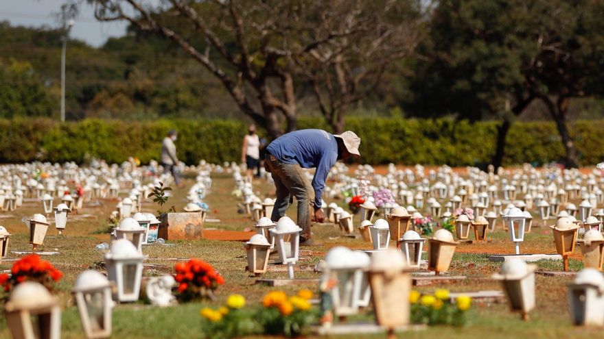 El promedio semanal de muertes por el coronavirus en Brasil cayó a la mitad en el último mes, desde las 906 diarias, el 10 de agosto, hasta las 454 por día este 10 de septiembre. Fotografía de archivo. EFE/Fernando Bizerra