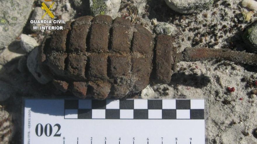 Granada de mano encontrada en Puebla de Lillo. // Guardia Civil