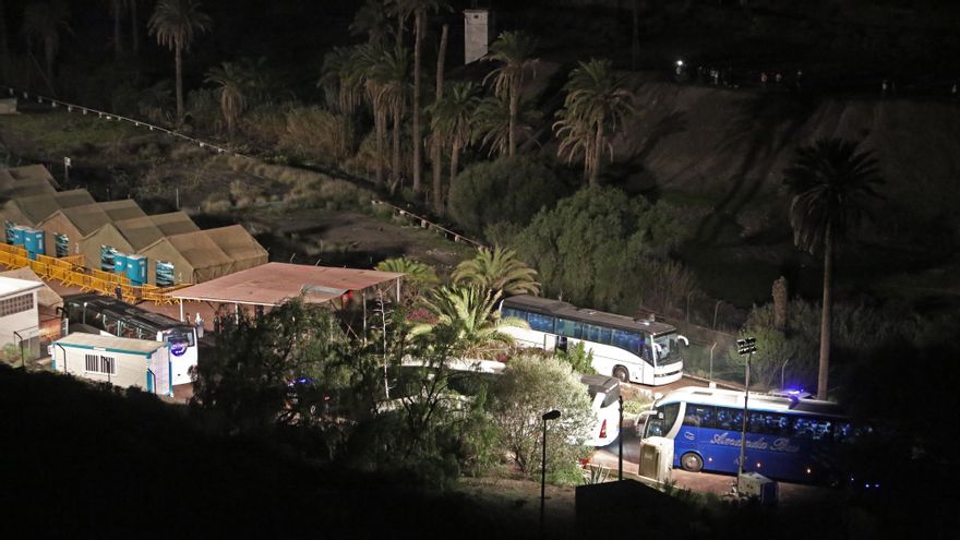 Cuatro guaguas transportan a 200 personas al campamento de Barranco Seco, a las afueras de Las Palmas de Gran Canaria.