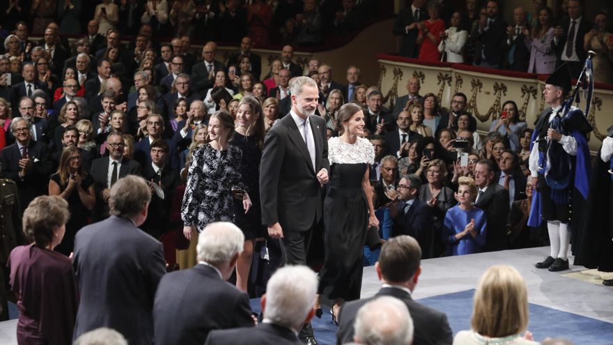 Los reyes Felipe y Letizia, la princesa Leonor y la infanta Sofía a su llegada a la entrega de los Premios Princesa de Asturias 2022.