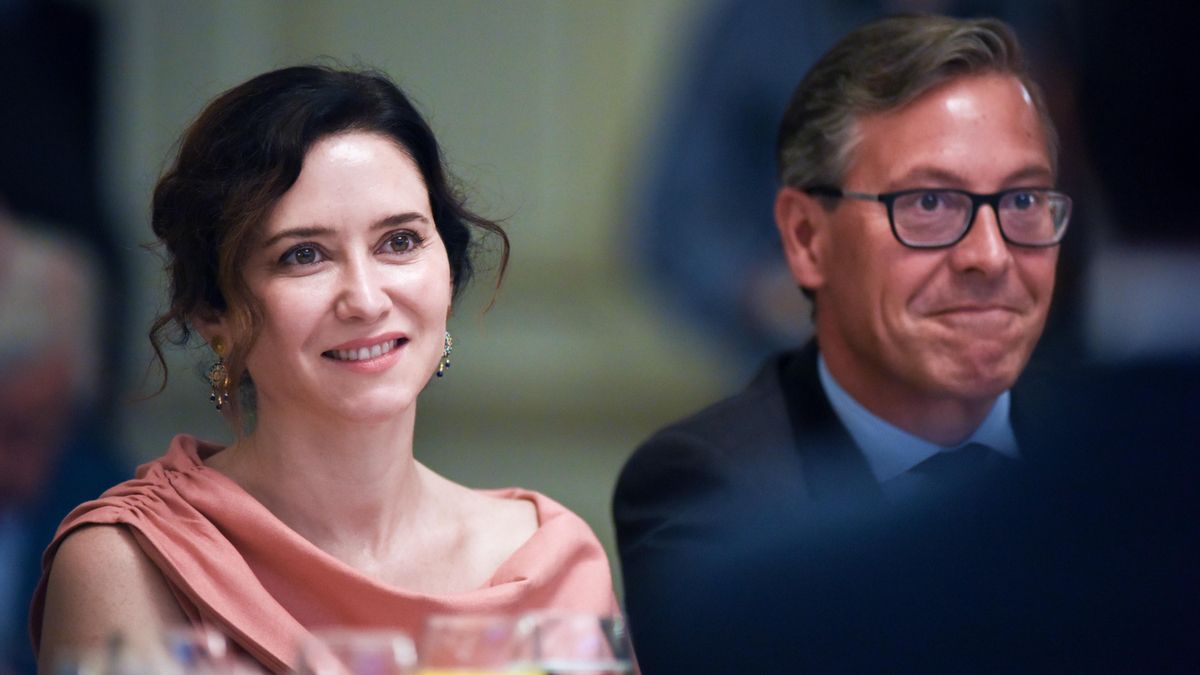 Alfonso Serrano, mano derecha de Ayuso, carga al Ayuntamiento de Madrid el sueldo de su jefe de gabinete