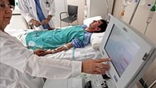 Un paciente siendo atendido en un centro hospitalario valenciano