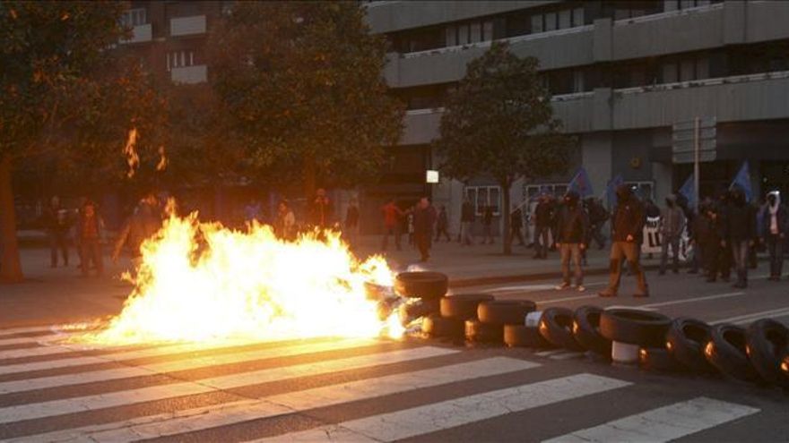 Cientos de afectados por cierres y despidos toman la calle en Gijón