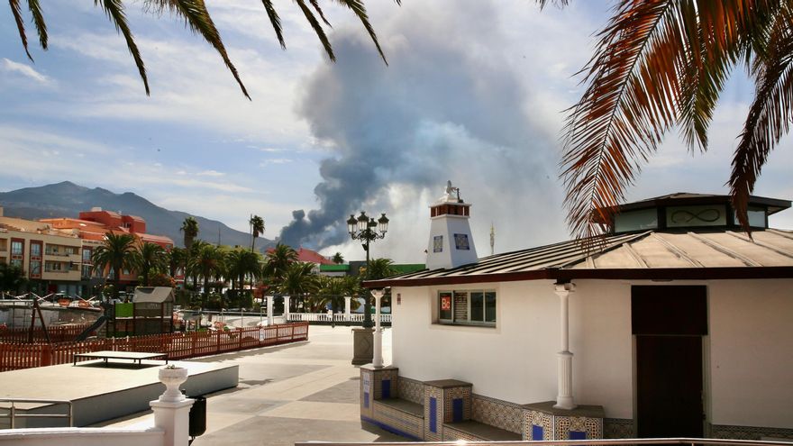 Vista del volcán desde los comercios de El Paso. (ALEJANDRO RAMOS)