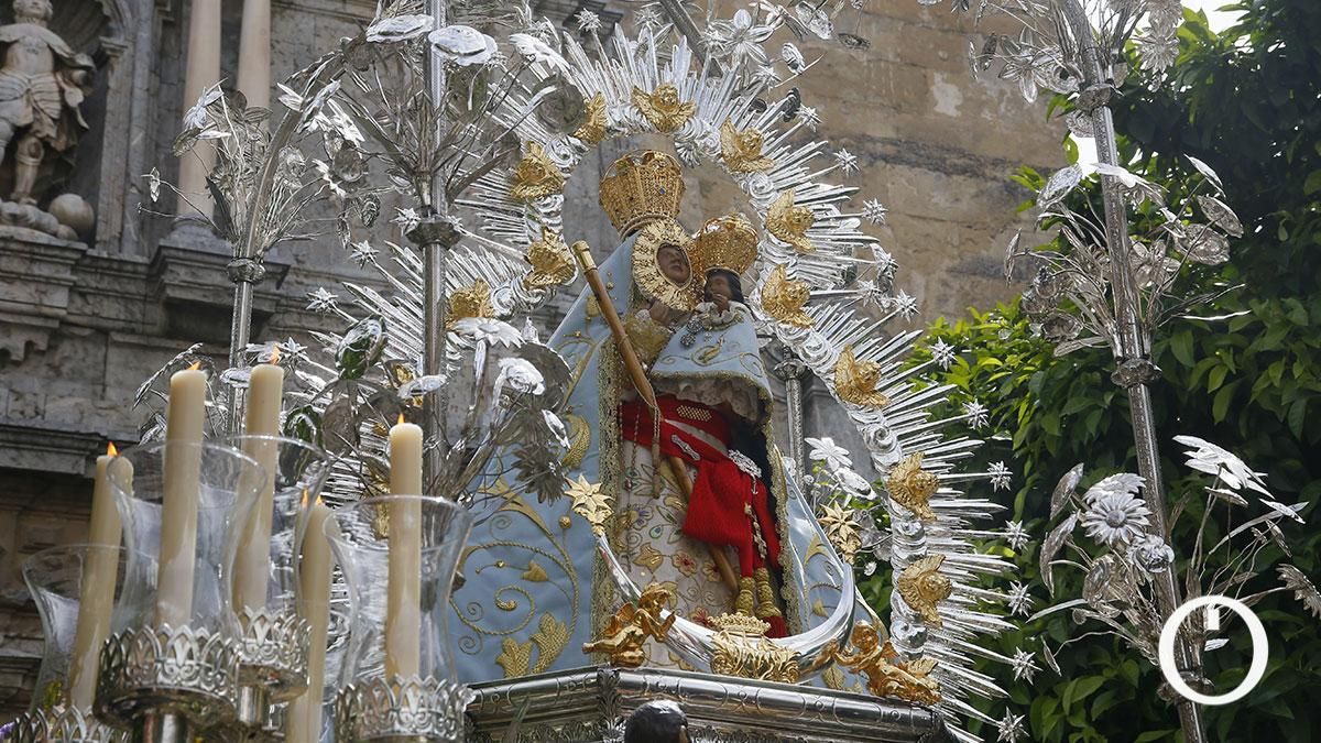 A la luz de la primavera camina la Virgen de la Cabeza