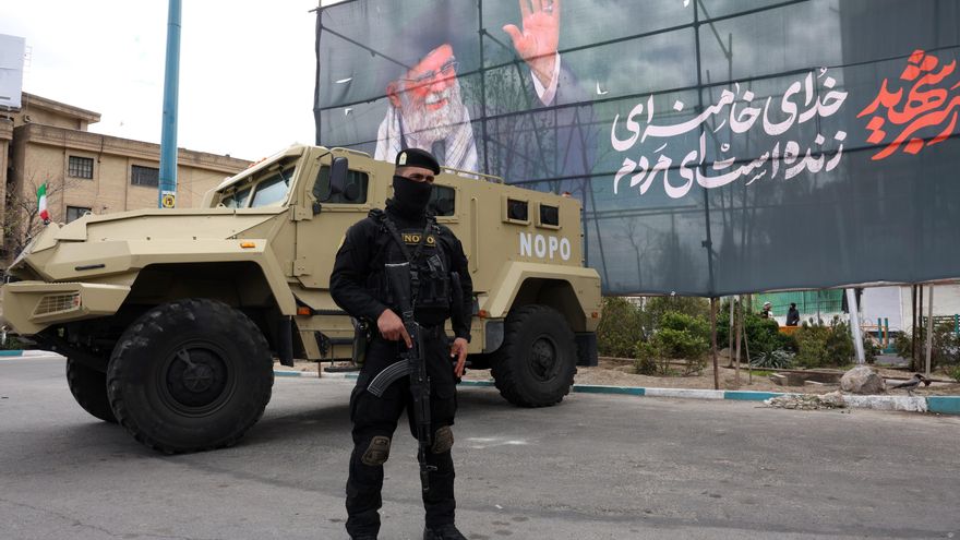 - Un miembro de las fuerzas de seguridad iraníes monta guardia junto a una pancarta en honor al exlíder supremo iraní Ali Jamenei, en Teherán, Irán, este lunes. Una operación militar conjunta de Estados Unidos e Israel, iniciada el 28 de febrero, continúa atacando objetivos estratégicos en todo Irán.-EFE/ Abedin Taherkenareh