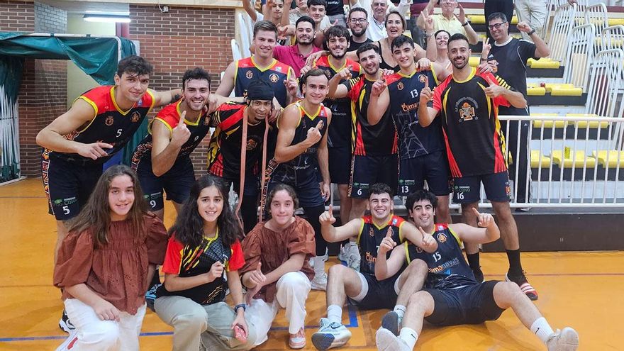 Jugadores del Peñarroya celebrando un triunfo.