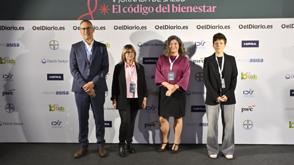 Carles Fàbrega, director general de la División de Salud Humana de Hipra; Maite Martín Ibáñez, presidenta de la Plataforma One Health y profesora de la Facultad de Veterinaria de la Universidad Autónoma de Barcelona; Silvia López Vidal, directora de División Técnica del Comisionado del PERTE de Salud de Vanguardia del Ministerio de Ciencia, Innovación y Universidades; Marta Borraz, periodista de Sociedad de elDiario.es.