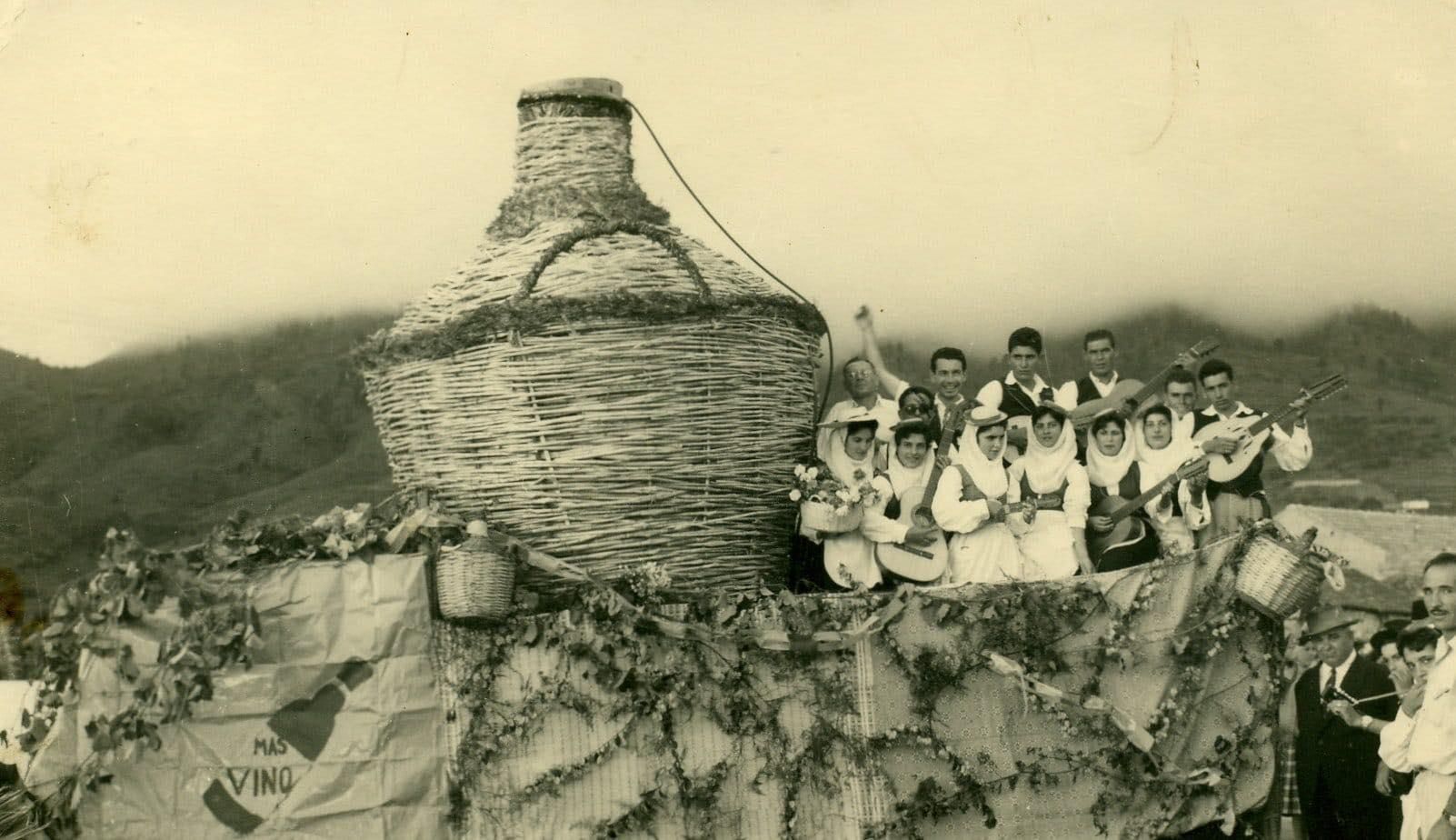 Carroza de Las Manchas, garrafón y vino.