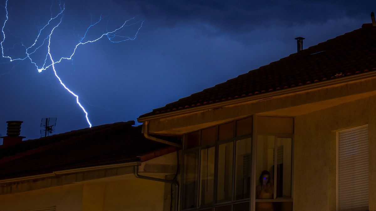 Se anuncian fuertes tormentas acompañadas de granizo en el noroeste peninsular. EFE / Brais Lorenzo.