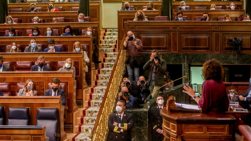 La ministra de Hacienda, María Jesús Montero, interviene en una sesión plenaria en el Congreso de los Diputados, a 3 de noviembre de 2021, en Madrid, (España).