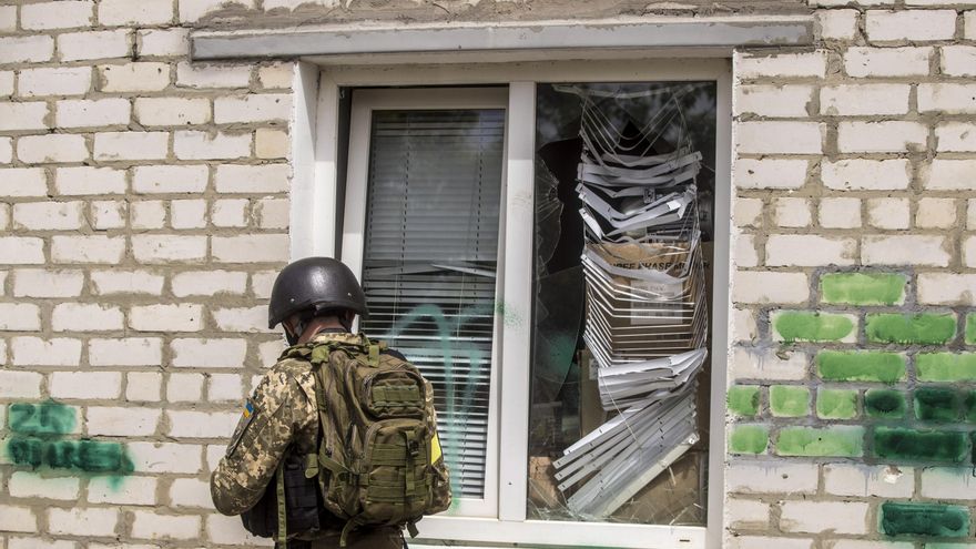 Foto del 28 de mayo den la que un soldado ucraniano patrulla entre los restos de una fábrica cerca del frente de batalla de Járkov, en el este de Ucrania. EFE/Esteban Biba
