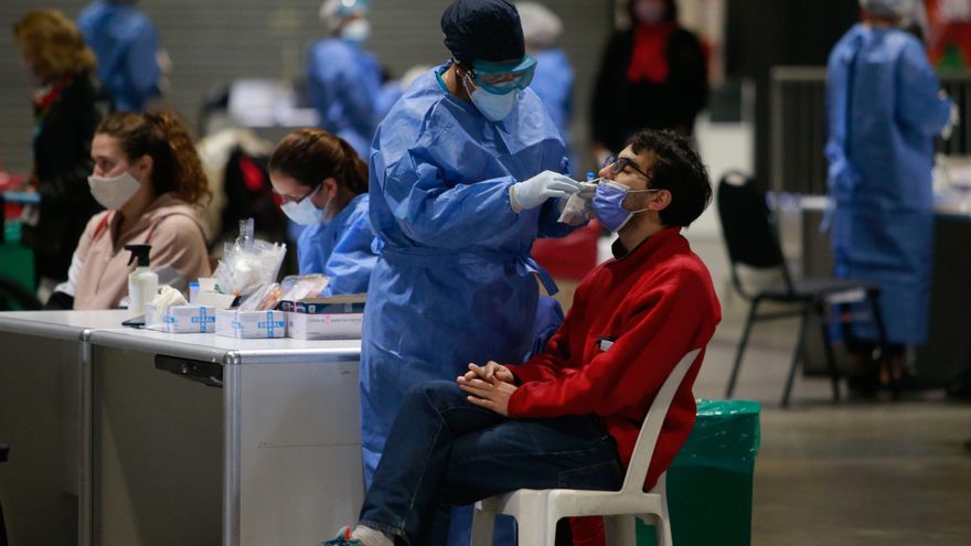 Una persona es hisopada para detectar la covid-19, en Buenos Aires (Argentina). Fotografía de archivo. EFE/Demian Alday Estévez