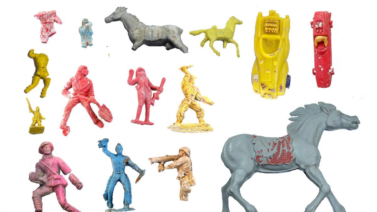 Algunos de los juguetes encontrados en las excavaciones de Peironcely en Entrevías, Vallecas.