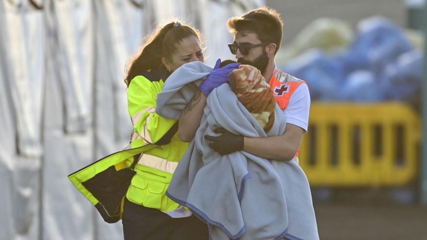 Cinco cayucos y más de 350 personas rescatadas cerca de Canarias en el Día de Reyes, entre ellas un bebé nacido en la travesía